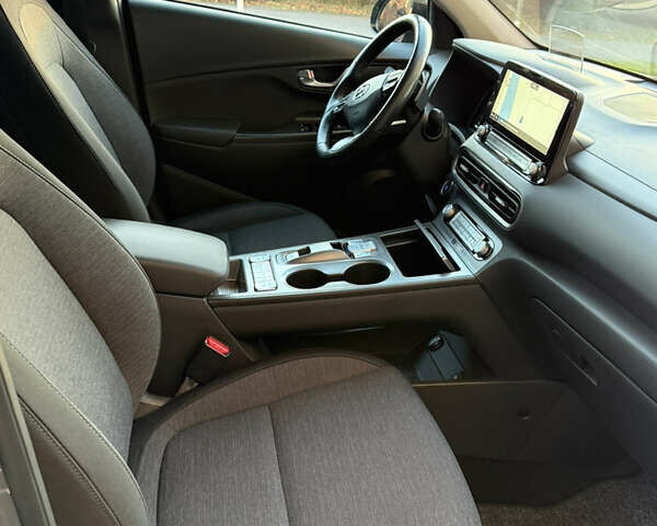 Серый Хендай Kona, объемом двигателя 0 л и пробегом 42 тыс. км за 17900 $, фото 10 на Automoto.ua