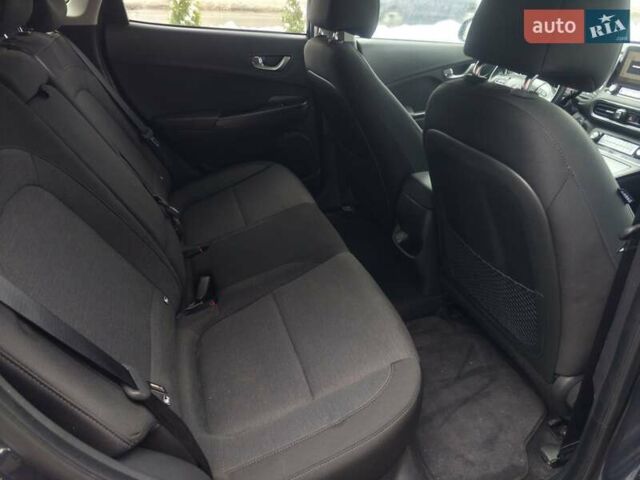 Серый Хендай Kona, объемом двигателя 0 л и пробегом 50 тыс. км за 17650 $, фото 56 на Automoto.ua