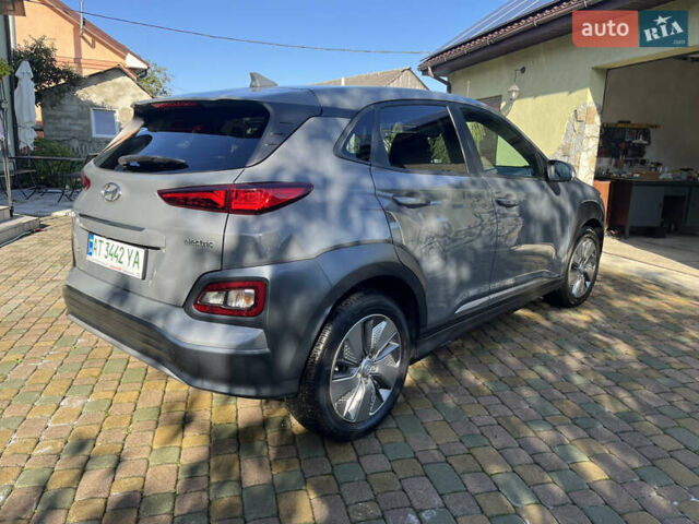 Серый Хендай Kona, объемом двигателя 0 л и пробегом 69 тыс. км за 17500 $, фото 3 на Automoto.ua