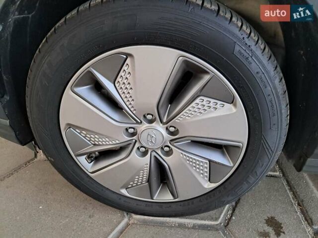 Серый Хендай Kona, объемом двигателя 0 л и пробегом 98 тыс. км за 19373 $, фото 12 на Automoto.ua