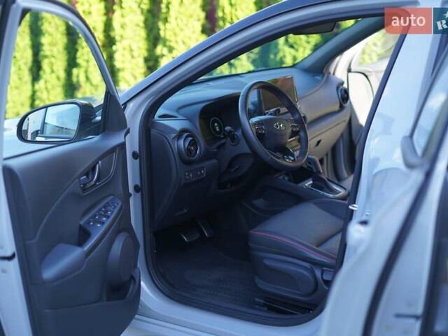 Сірий Хендай Kona, об'ємом двигуна 1.6 л та пробігом 17 тис. км за 25500 $, фото 19 на Automoto.ua