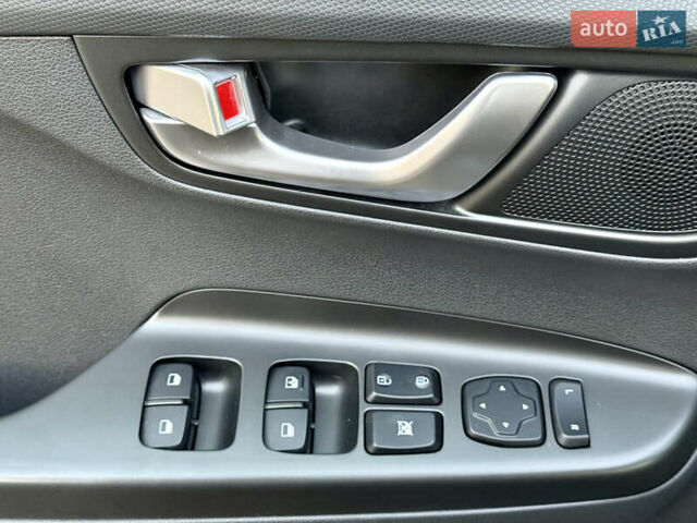 Сірий Хендай Kona, об'ємом двигуна 0 л та пробігом 19 тис. км за 18200 $, фото 15 на Automoto.ua