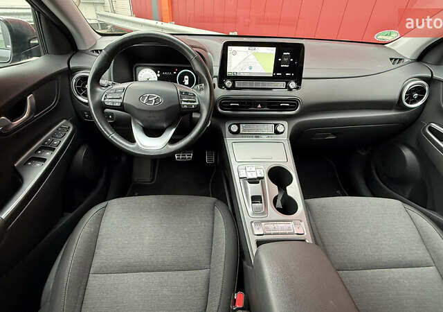 Серый Хендай Kona, объемом двигателя 0 л и пробегом 50 тыс. км за 18500 $, фото 62 на Automoto.ua