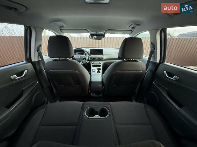 Серый Хендай Kona, объемом двигателя 0 л и пробегом 41 тыс. км за 18000 $, фото 30 на Automoto.ua