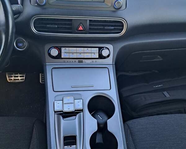 Серый Хендай Kona, объемом двигателя 0 л и пробегом 98 тыс. км за 19373 $, фото 8 на Automoto.ua