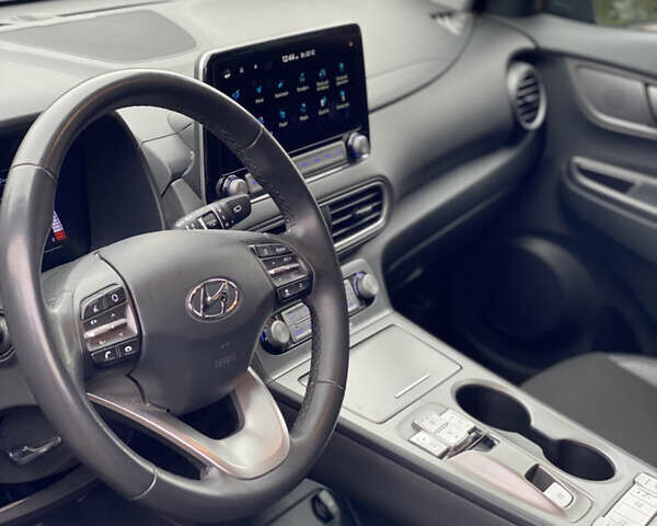 Серый Хендай Kona, объемом двигателя 0 л и пробегом 78 тыс. км за 17999 $, фото 29 на Automoto.ua