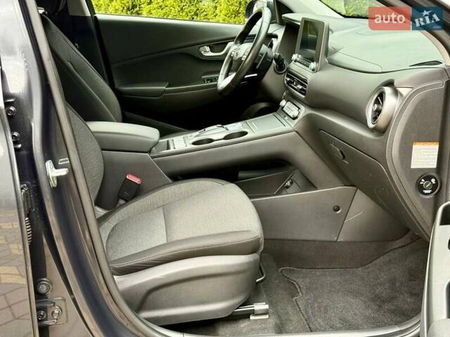 Сірий Хендай Kona, об'ємом двигуна 0 л та пробігом 44 тис. км за 16999 $, фото 25 на Automoto.ua