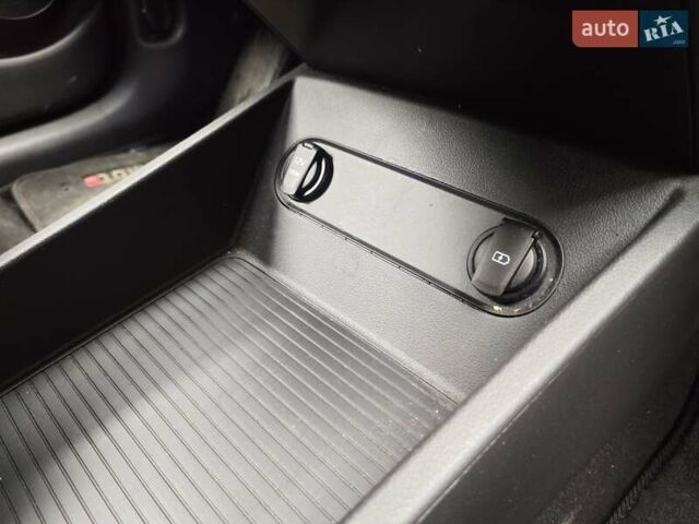 Серый Хендай Kona, объемом двигателя 0 л и пробегом 50 тыс. км за 17650 $, фото 69 на Automoto.ua