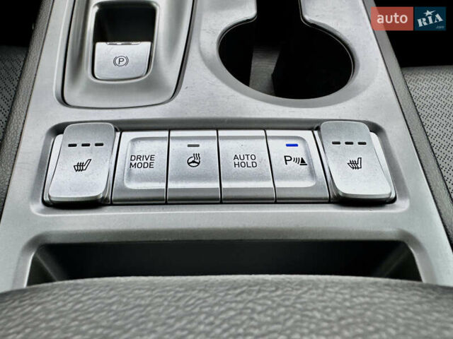 Серый Хендай Kona, объемом двигателя 0 л и пробегом 82 тыс. км за 17888 $, фото 62 на Automoto.ua