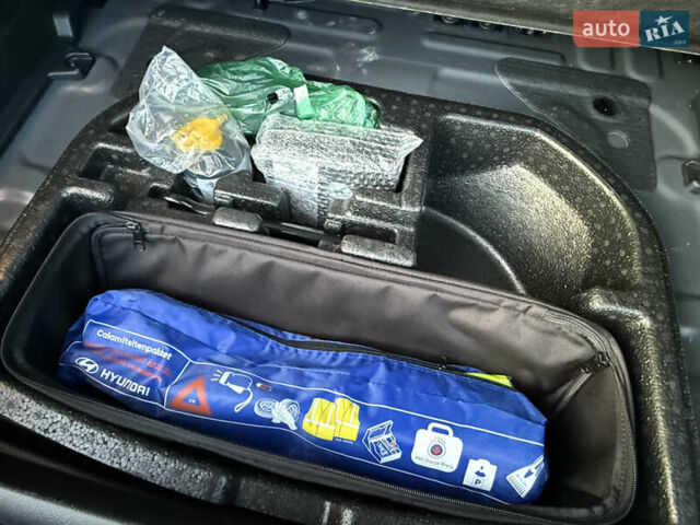 Серый Хендай Kona, объемом двигателя 0 л и пробегом 71 тыс. км за 17999 $, фото 25 на Automoto.ua