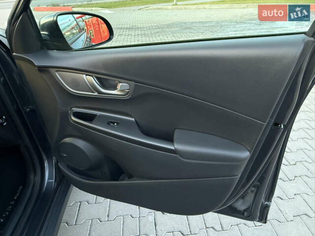 Серый Хендай Kona, объемом двигателя 0 л и пробегом 71 тыс. км за 17999 $, фото 31 на Automoto.ua