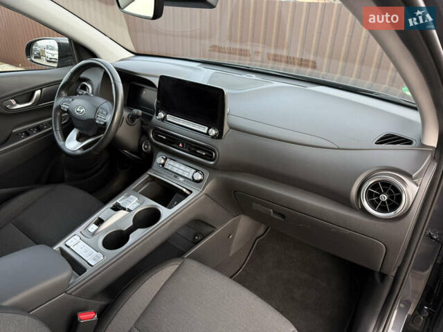Серый Хендай Kona, объемом двигателя 0 л и пробегом 41 тыс. км за 18000 $, фото 35 на Automoto.ua
