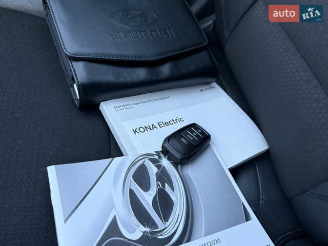 Серый Хендай Kona, объемом двигателя 0 л и пробегом 71 тыс. км за 17999 $, фото 33 на Automoto.ua