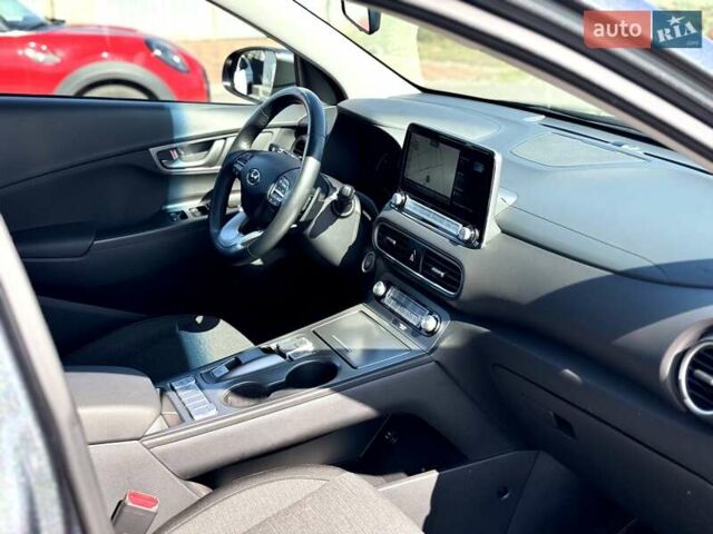 Серый Хендай Kona, объемом двигателя 0 л и пробегом 113 тыс. км за 17200 $, фото 25 на Automoto.ua