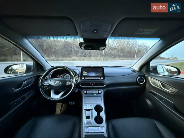 Сірий Хендай Kona, об'ємом двигуна 0 л та пробігом 63 тис. км за 18900 $, фото 3 на Automoto.ua