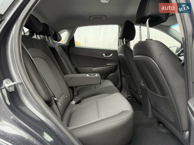Серый Хендай Kona, объемом двигателя 0 л и пробегом 52 тыс. км за 17299 $, фото 61 на Automoto.ua