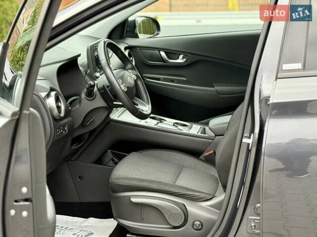 Серый Хендай Kona, объемом двигателя 0 л и пробегом 56 тыс. км за 17299 $, фото 31 на Automoto.ua