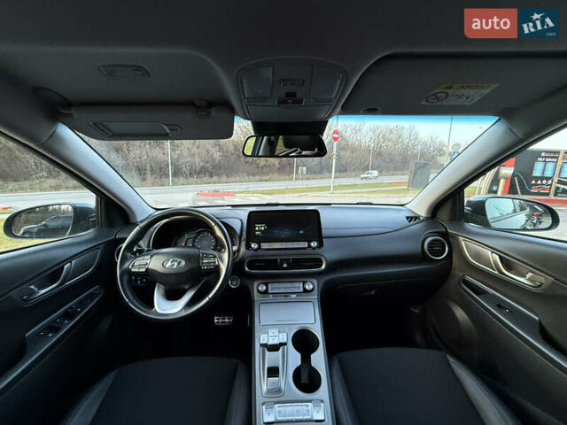 Серый Хендай Kona, объемом двигателя 0 л и пробегом 71 тыс. км за 17999 $, фото 4 на Automoto.ua