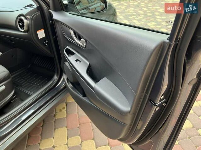 Серый Хендай Kona, объемом двигателя 0 л и пробегом 114 тыс. км за 19950 $, фото 48 на Automoto.ua