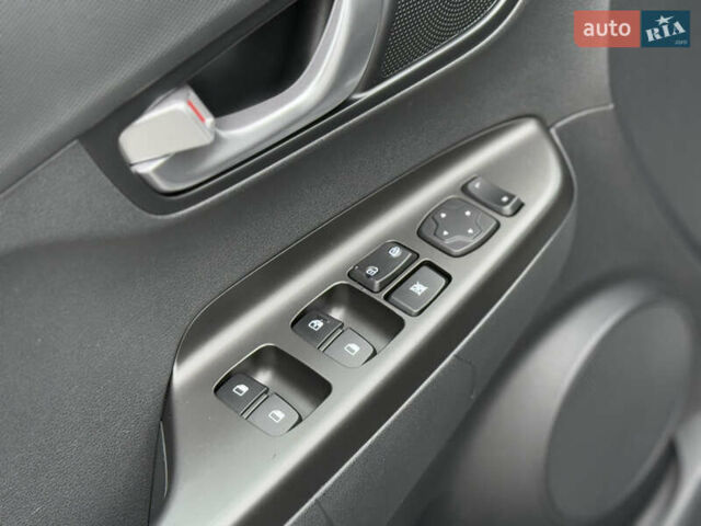 Серый Хендай Kona, объемом двигателя 0 л и пробегом 52 тыс. км за 17299 $, фото 37 на Automoto.ua