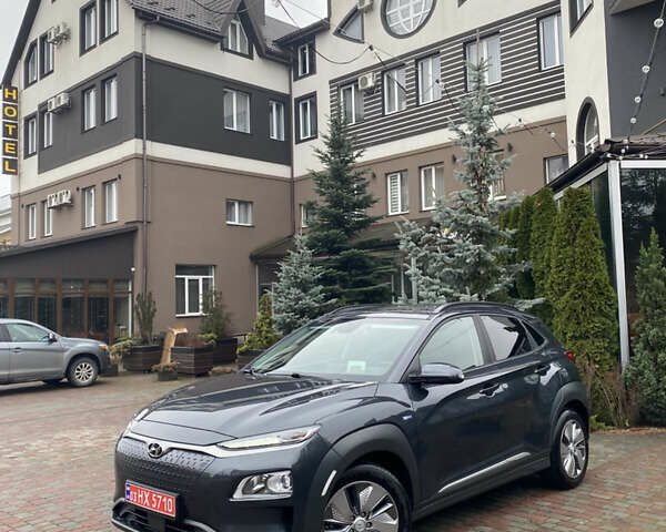Серый Хендай Kona, объемом двигателя 0 л и пробегом 78 тыс. км за 17999 $, фото 2 на Automoto.ua