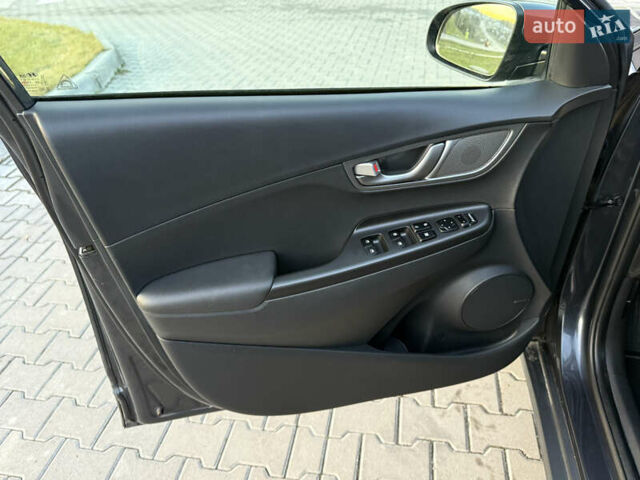 Серый Хендай Kona, объемом двигателя 0 л и пробегом 71 тыс. км за 17999 $, фото 17 на Automoto.ua