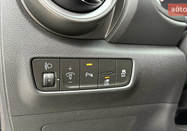 Серый Хендай Kona, объемом двигателя 0 л и пробегом 50 тыс. км за 18500 $, фото 24 на Automoto.ua