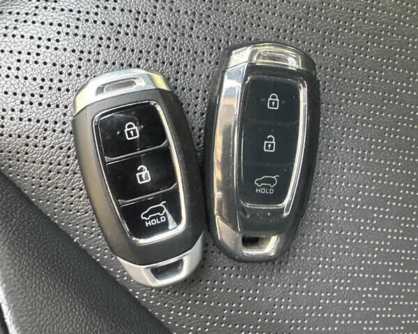 Серый Хендай Kona, объемом двигателя 0 л и пробегом 82 тыс. км за 17888 $, фото 109 на Automoto.ua