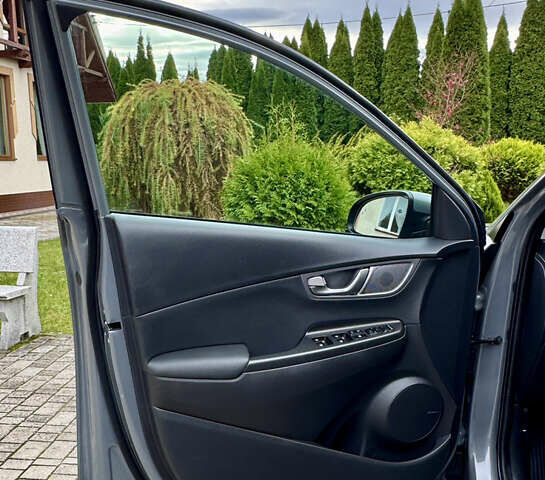 Серый Хендай Kona, объемом двигателя 0 л и пробегом 82 тыс. км за 17888 $, фото 30 на Automoto.ua