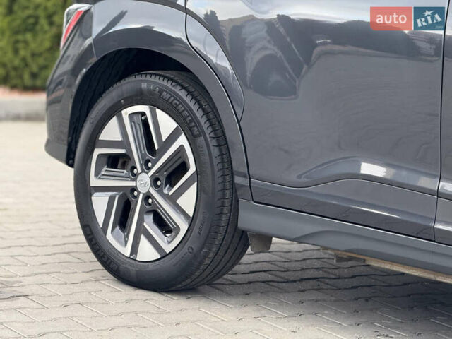 Серый Хендай Kona, объемом двигателя 0 л и пробегом 56 тыс. км за 17299 $, фото 8 на Automoto.ua