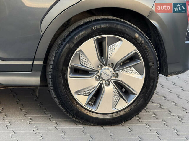 Серый Хендай Kona, объемом двигателя 0 л и пробегом 71 тыс. км за 17999 $, фото 15 на Automoto.ua