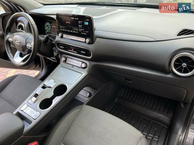 Серый Хендай Kona, объемом двигателя 0 л и пробегом 114 тыс. км за 19950 $, фото 32 на Automoto.ua