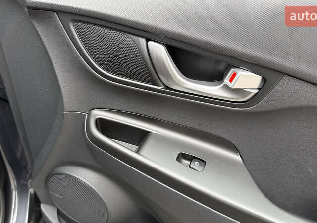 Серый Хендай Kona, объемом двигателя 0 л и пробегом 50 тыс. км за 18500 $, фото 54 на Automoto.ua