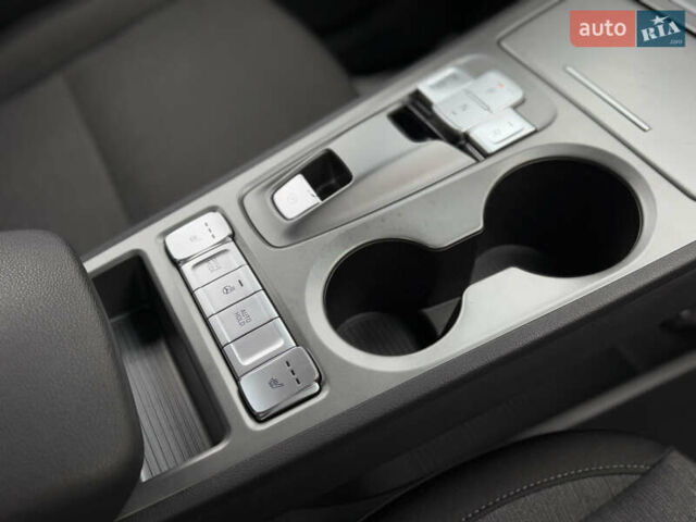 Серый Хендай Kona, объемом двигателя 0 л и пробегом 52 тыс. км за 17299 $, фото 49 на Automoto.ua