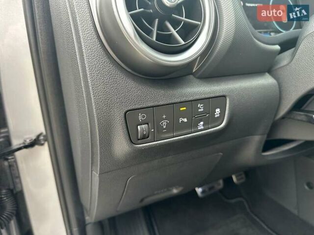 Серый Хендай Kona, объемом двигателя 0 л и пробегом 61 тыс. км за 17900 $, фото 24 на Automoto.ua