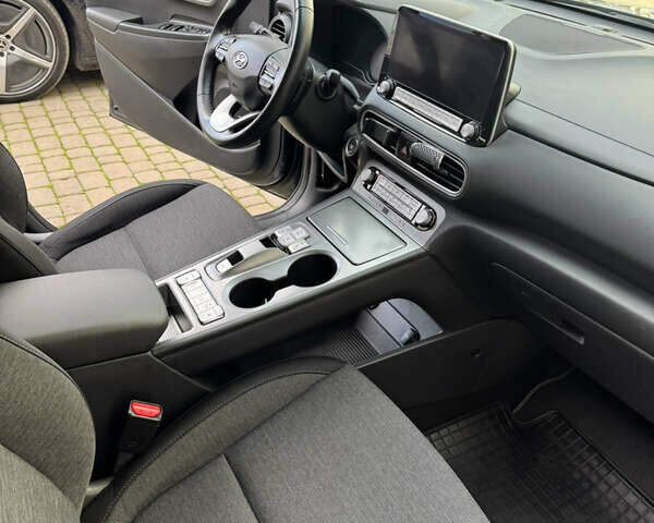 Сірий Хендай Kona, об'ємом двигуна 0 л та пробігом 19 тис. км за 17400 $, фото 25 на Automoto.ua