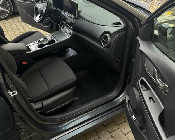 Сірий Хендай Kona, об'ємом двигуна 0 л та пробігом 19 тис. км за 17400 $, фото 23 на Automoto.ua