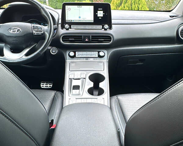 Серый Хендай Kona, объемом двигателя 0 л и пробегом 82 тыс. км за 17888 $, фото 60 на Automoto.ua