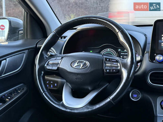 Сірий Хендай Kona, об'ємом двигуна 0 л та пробігом 63 тис. км за 18900 $, фото 2 на Automoto.ua