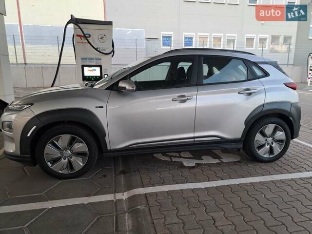 Серый Хендай Kona, объемом двигателя 0 л и пробегом 98 тыс. км за 19373 $, фото 4 на Automoto.ua