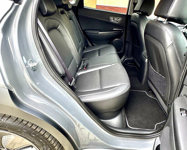 Серый Хендай Kona, объемом двигателя 0 л и пробегом 82 тыс. км за 17888 $, фото 67 на Automoto.ua