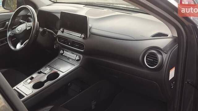 Серый Хендай Kona, объемом двигателя 0 л и пробегом 7 тыс. км за 18600 $, фото 5 на Automoto.ua