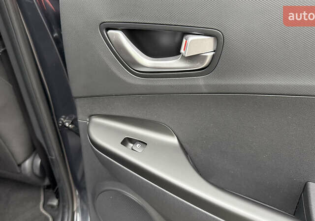 Серый Хендай Kona, объемом двигателя 0 л и пробегом 50 тыс. км за 18500 $, фото 49 на Automoto.ua