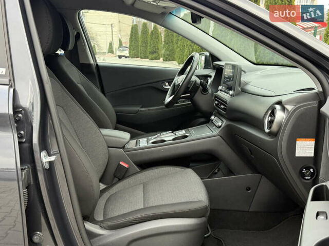 Серый Хендай Kona, объемом двигателя 0 л и пробегом 56 тыс. км за 17299 $, фото 38 на Automoto.ua