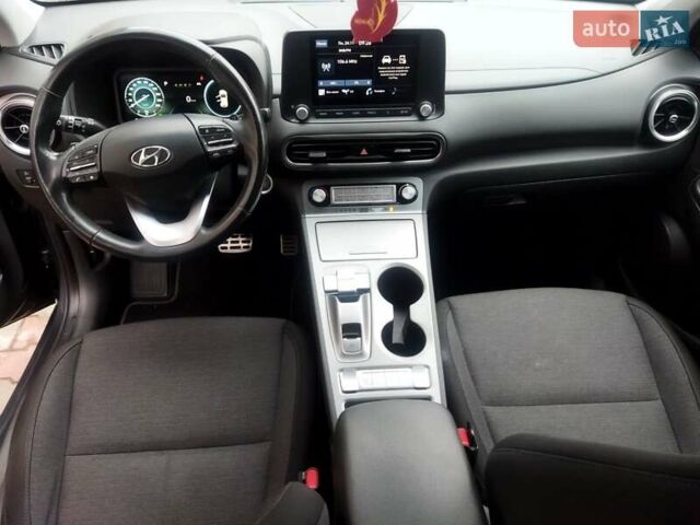Серый Хендай Kona, объемом двигателя 0 л и пробегом 30 тыс. км за 15999 $, фото 3 на Automoto.ua