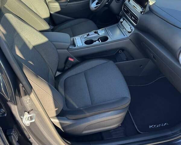 Серый Хендай Kona, объемом двигателя 0 л и пробегом 51 тыс. км за 16999 $, фото 19 на Automoto.ua