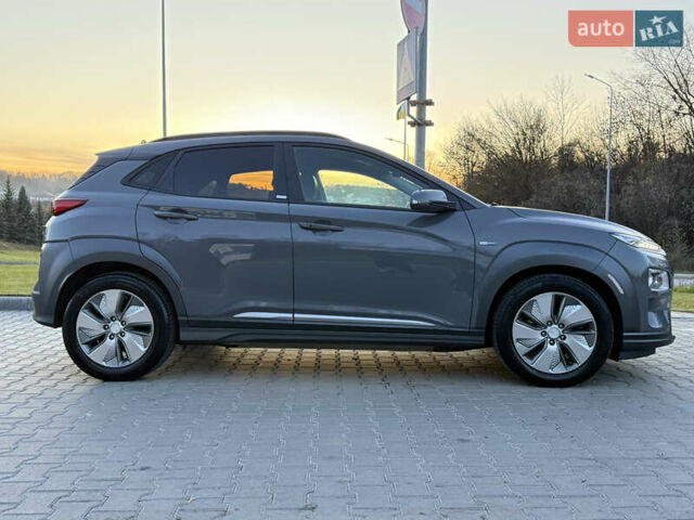 Сірий Хендай Kona, об'ємом двигуна 0 л та пробігом 63 тис. км за 18900 $, фото 8 на Automoto.ua