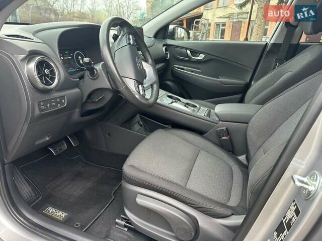 Серый Хендай Kona, объемом двигателя 0 л и пробегом 61 тыс. км за 17900 $, фото 20 на Automoto.ua