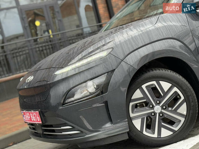 Серый Хендай Kona, объемом двигателя 0 л и пробегом 52 тыс. км за 17299 $, фото 5 на Automoto.ua