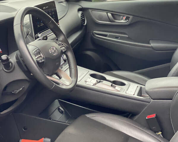 Серый Хендай Kona, объемом двигателя 0 л и пробегом 78 тыс. км за 17999 $, фото 30 на Automoto.ua